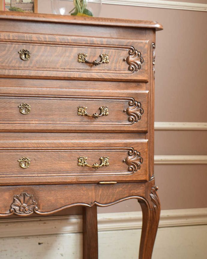 アンティークのチェスト　アンティーク家具　フランスのエレガントなアンティーク家具、フラップ扉付のチェスト＆シェルフ。彫りの美しさと長い脚が自慢やっぱりフランスのアンティークは見た目が素敵！引き出しの彫りと長い脚を見ているだけで優雅な気分になります。(j-2023-f)