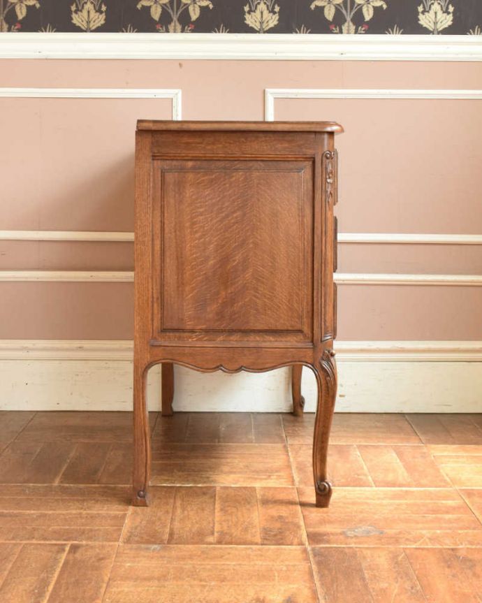 アンティークのチェスト　アンティーク家具　フランスのエレガントなアンティーク家具、フラップ扉付のチェスト＆シェルフ。横から見てもステキ隅々までフランスらしいこだわりが感じられるので、横のデザインも美しいんです。(j-2023-f)