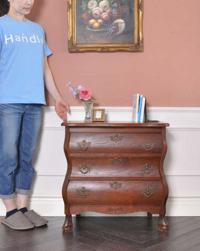 アンティークのチェスト　アンティーク家具　フランススタイルを楽しむ、便利に使える小ぶりな３段チェスト（コモード）。美しい曲線美がフランスらしいんです。(j-2024-f-1)