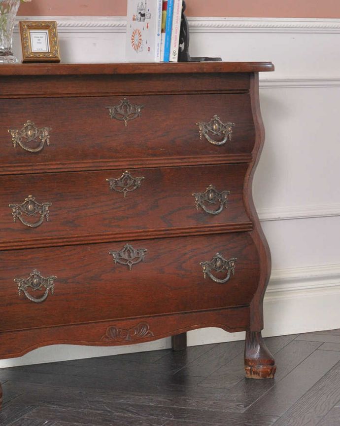 アンティークのチェスト　アンティーク家具　フランススタイルを楽しむ、便利に使える小ぶりな３段チェスト（コモード）。「見せる収納」だから、置く場所を選びません！チェストと言ってもデザインがステキだから、収納だけじゃなくて見ても楽しめる具なんです。(j-2024-f-1)