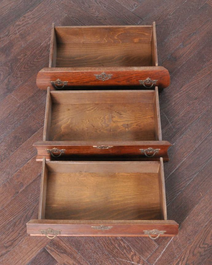 アンティークのチェスト　アンティーク家具　フランススタイルを楽しむ、便利に使える小ぶりな３段チェスト（コモード）。キレイに修復したので、何を入れてもOKです。(j-2024-f-1)