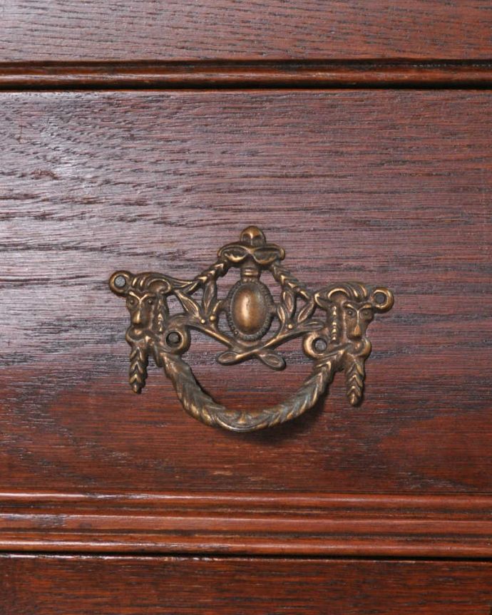 アンティークのチェスト　アンティーク家具　フランススタイルを楽しむ、便利に使える小ぶりな３段チェスト（コモード）。開ける度にワクワクする取っ手フランスらしい優雅なデザインは取っ手にも。(j-2024-f-1)