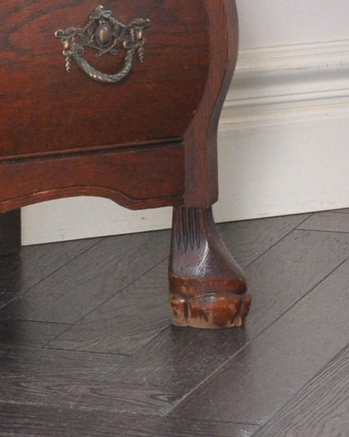 アンティークのチェスト　アンティーク家具　フランススタイルを楽しむ、便利に使える小ぶりな３段チェスト（コモード）。女性1人でラクラク運べちゃう仕掛けHandleのアンティークは、脚の裏にフェルトキーパーをお付けしています。(j-2024-f-1)