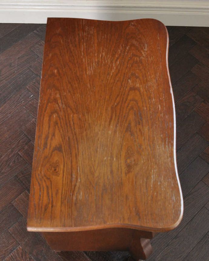 アンティークのチェスト　アンティーク家具　フランススタイルを楽しむ、便利に使える小ぶりな３段チェスト（コモード）。何を置こうかな･･･？上から見ると、天板はこんな感じで塗装もキレイに仕上げました。(j-2024-f-1)