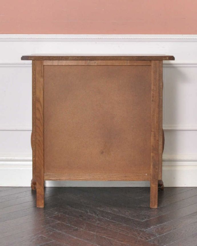 アンティークのチェスト　アンティーク家具　フランススタイルを楽しむ、便利に使える小ぶりな３段チェスト（コモード）。修復したので後姿もキレイですアンティークは新品ではないので、もちろん経年変化によるキズはありますが、専門の職人がキレイに修復したので、後ろ姿もキレイです。(j-2024-f-1)