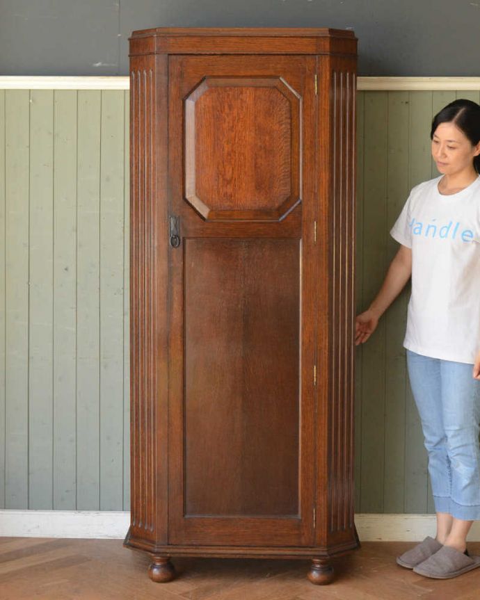 ワードローブ　アンティーク家具　英国らしい紳士のアンティーク家具、シンプルでお洒落なワードローブ。実は隠れた人気モノのアンティークアンティーク家具の中でリクエストが多いワードローブ。(j-2025-f)