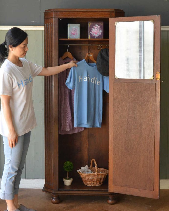 ワードローブ　アンティーク家具　英国らしい紳士のアンティーク家具、シンプルでお洒落なワードローブ。今日は何を着ようかな？お出かけ前のひとときも、このワードローブがあれば、さらに楽しい時間になります。(j-2025-f)