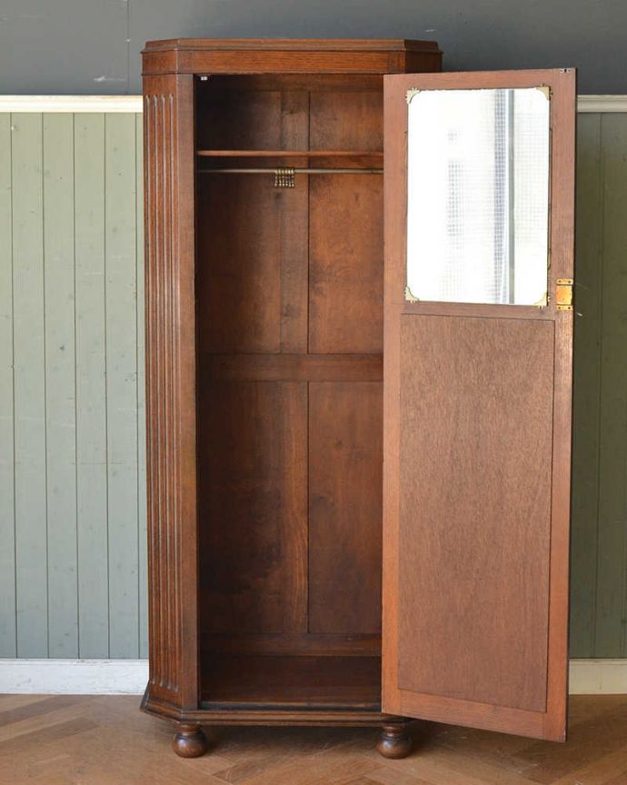 ワードローブ　アンティーク家具　英国らしい紳士のアンティーク家具、シンプルでお洒落なワードローブ。扉を開けて中を見ると･･･こんな感じで、たっぷり収納できます。(j-2025-f)