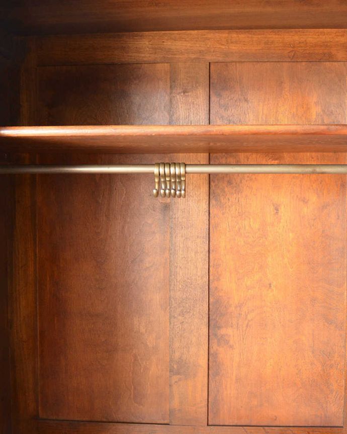 ワードローブ　アンティーク家具　英国らしい紳士のアンティーク家具、シンプルでお洒落なワードローブ。お洋服を掛ける場所ポールが付いているので、ここにハンガーを掛けてください。(j-2025-f)