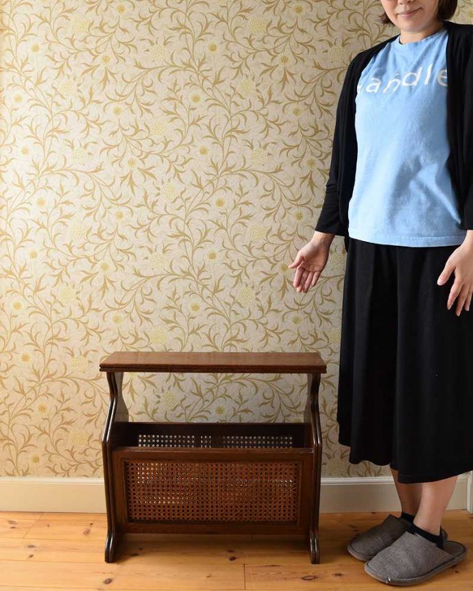 マガジンラック　アンティーク家具　フランスからやって来たオシャレなアンティーク　マガジンラック。使いやすさNo.1！便利なアンティークどこのお家でも使っているマガジンラックも、アンティークだったらデザインが素敵だから、なんだかオシャレに使えます。(j-2026-f)