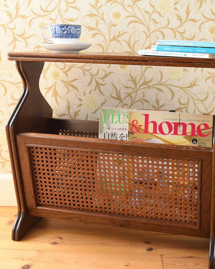 マガジンラック　アンティーク家具　フランスからやって来たオシャレなアンティーク　マガジンラック。ちょっと置いておきたい…をキレイに収納新聞や雑誌など、ついついテーブルの上に置いてしまって雑多に見えるものが、コレさえあればキレイに収納出来てお部屋もスッキリ見えるんです。(j-2026-f)