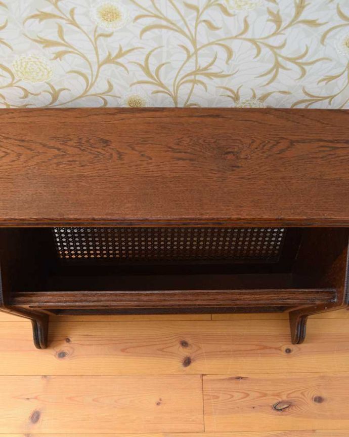 マガジンラック　アンティーク家具　フランスからやって来たオシャレなアンティーク　マガジンラック。雑誌を入れる部分もキレイに修復しましたアンティークは新品ではないので経年変化によるキズはありますが、専門の職人がキレイにお直ししました。(j-2026-f)