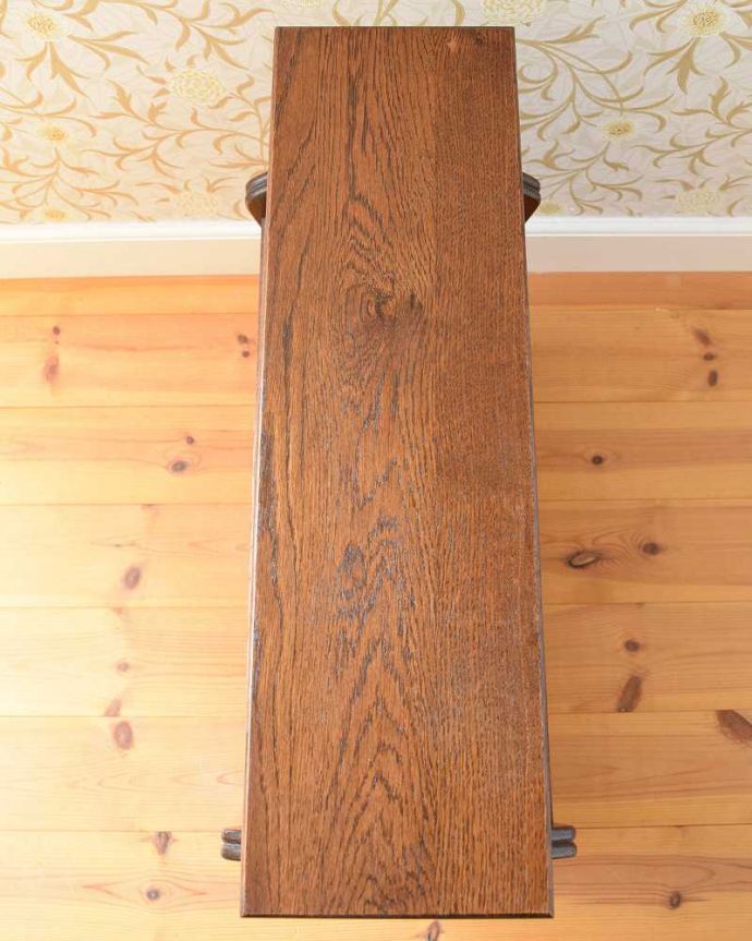 マガジンラック　アンティーク家具　フランスからやって来たオシャレなアンティーク　マガジンラック。ココも使えてさらに便利読みかけの本やお茶が置ける天板付き。(j-2026-f)