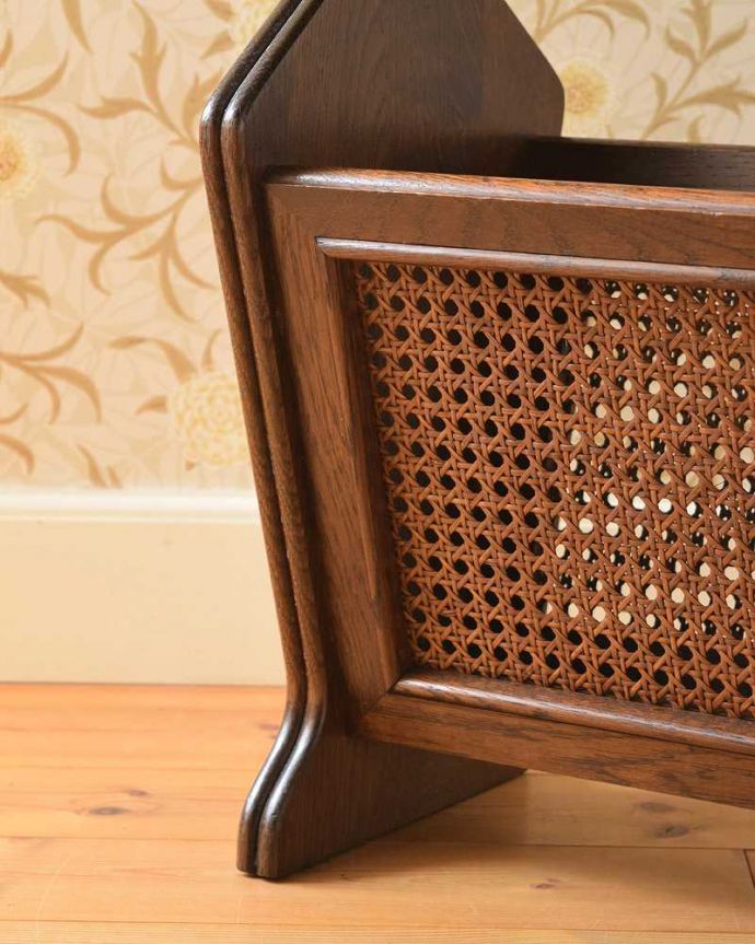 マガジンラック　アンティーク家具　フランスからやって来たオシャレなアンティーク　マガジンラック。持ち上げなくても移動ラクラクHandleのアンティーク家具の足の裏にはフェルトキーパーをお付けしています。(j-2026-f)