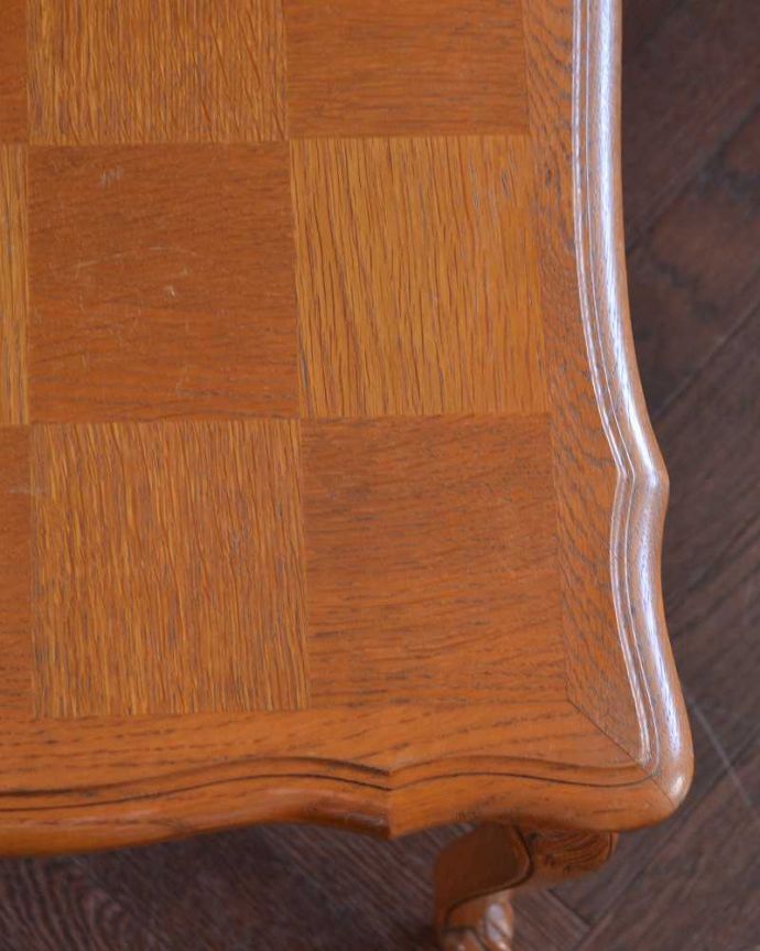 アンティークのテーブル　アンティーク家具　市松模様がキレイなコーヒーテーブル、フランス輸入のアンティーク家具。近づいてみるとこんな感じです。(j-2028-f)