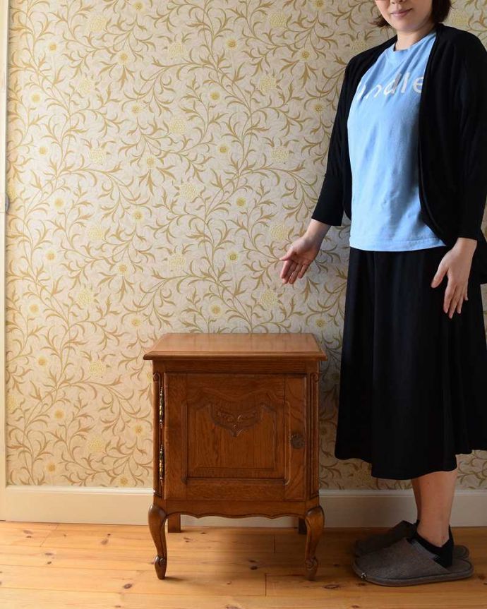 アンティークのキャビネット　アンティーク家具　フランスから届いた木扉の収納、猫脚のアンティークナイトテーブル。フランスらしさがギュッと詰まっていますコンパクトなサイズなのにフランスらしく優雅な雰囲気がたっぷり詰まったキャビネット。(j-2030-f)