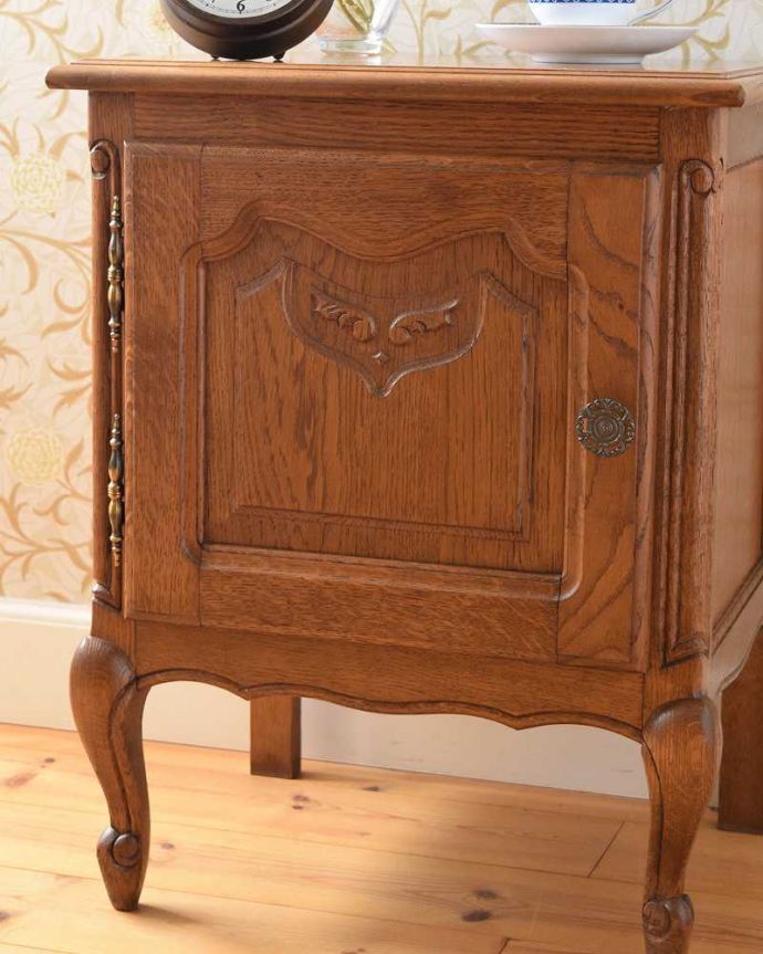 アンティークのキャビネット　アンティーク家具　フランスから届いた木扉の収納、猫脚のアンティークナイトテーブル。どこにでも置けるサイズが魅力ベッドやソファの横など、どこにでも置けるコンパクトさ。(j-2030-f)