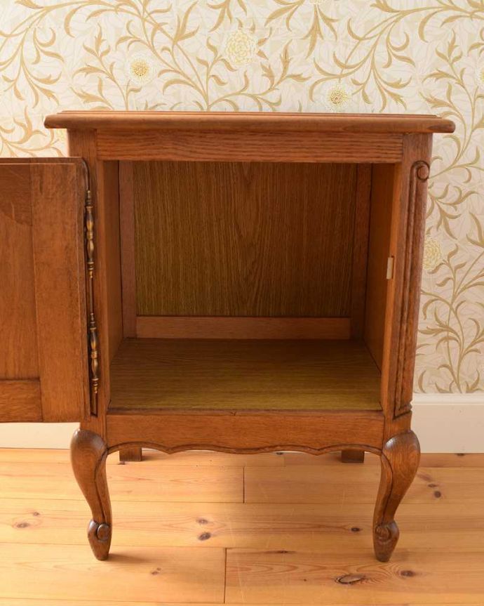 アンティークのキャビネット　アンティーク家具　フランスから届いた木扉の収納、猫脚のアンティークナイトテーブル。扉を開けて中を見ると･･･専門の職人が仕上げたので中もキレイです。(j-2030-f)