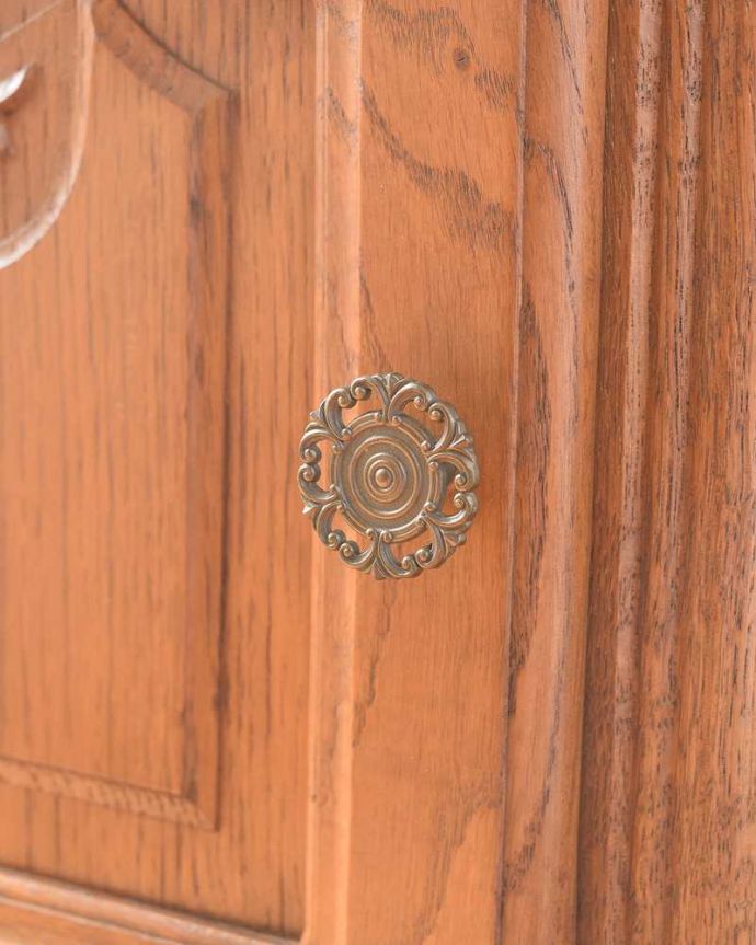アンティークのキャビネット　アンティーク家具　フランスから届いた木扉の収納、猫脚のアンティークナイトテーブル。取っ手のデザインも優雅フランスらしさは取っ手のデザインにも。(j-2030-f)