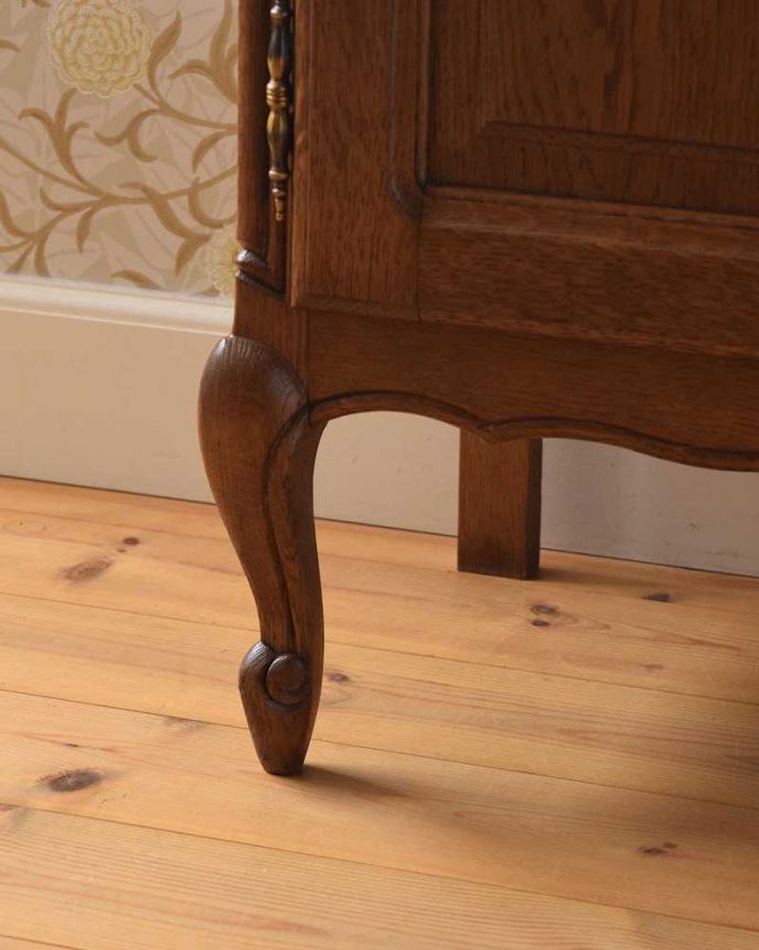 アンティークのキャビネット　アンティーク家具　フランスから届いた木扉の収納、猫脚のアンティークナイトテーブル。女性1人でラクラク運べちゃう仕掛けHandleのアンティークの脚の裏にはフェルトキーパーが付いているんです。(j-2030-f)