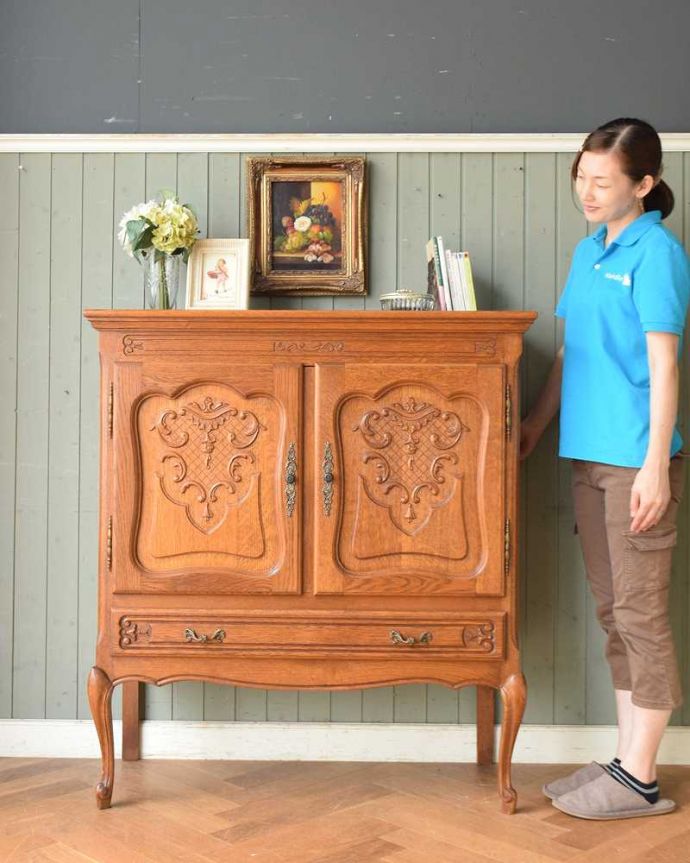 アンティークのキャビネット アンティーク家具 豪華な彫りが美しいキャビネット、南フランスのアンティーク家具。自慢はフランスらしい曲線美。(j-2031-f)