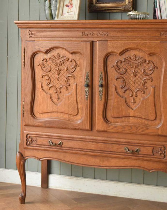 アンティークのキャビネット アンティーク家具 豪華な彫りが美しいキャビネット、南フランスのアンティーク家具。彫の美しさも自慢です。(j-2031-f)