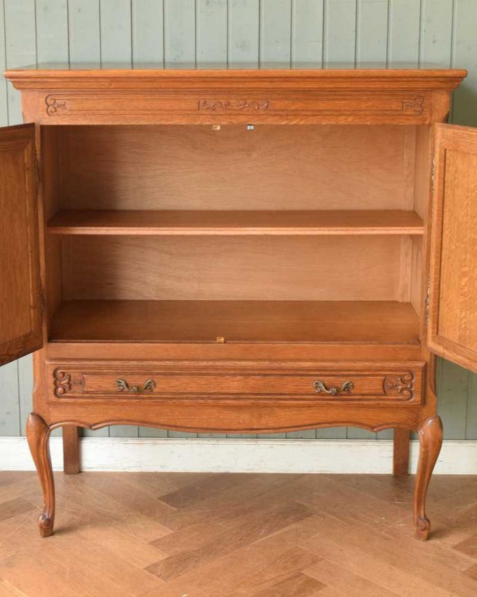 アンティークのキャビネット アンティーク家具 豪華な彫りが美しいキャビネット、南フランスのアンティーク家具。扉を開けて中を見ると・・・扉の中は職人が修復して、こんな感じにキレイに仕上げました。(j-2031-f)