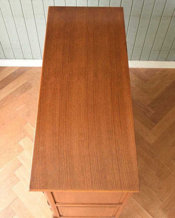 アンティークのキャビネット アンティーク家具 豪華な彫りが美しいキャビネット、南フランスのアンティーク家具。何を置いて楽しもうかな・・・修復する際、天板もこんな感じでキレイに仕上げました。(j-2031-f)