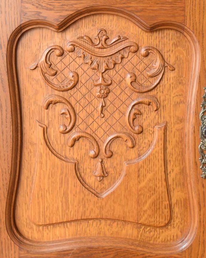 アンティークのキャビネット アンティーク家具 豪華な彫りが美しいキャビネット、南フランスのアンティーク家具。美しい彫にうっとり…フランスらしいデザイン彫りが描かれた扉。(j-2031-f)