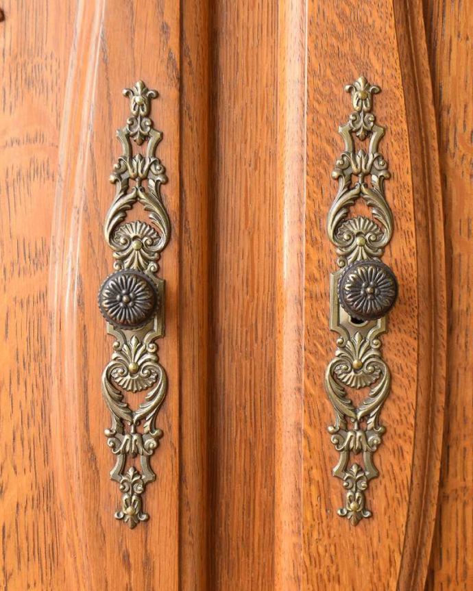 アンティークのキャビネット アンティーク家具 豪華な彫りが美しいキャビネット、南フランスのアンティーク家具。取っ手のデザインも優雅こんな所からもフランスらしさが感じられる取っ手。(j-2031-f)