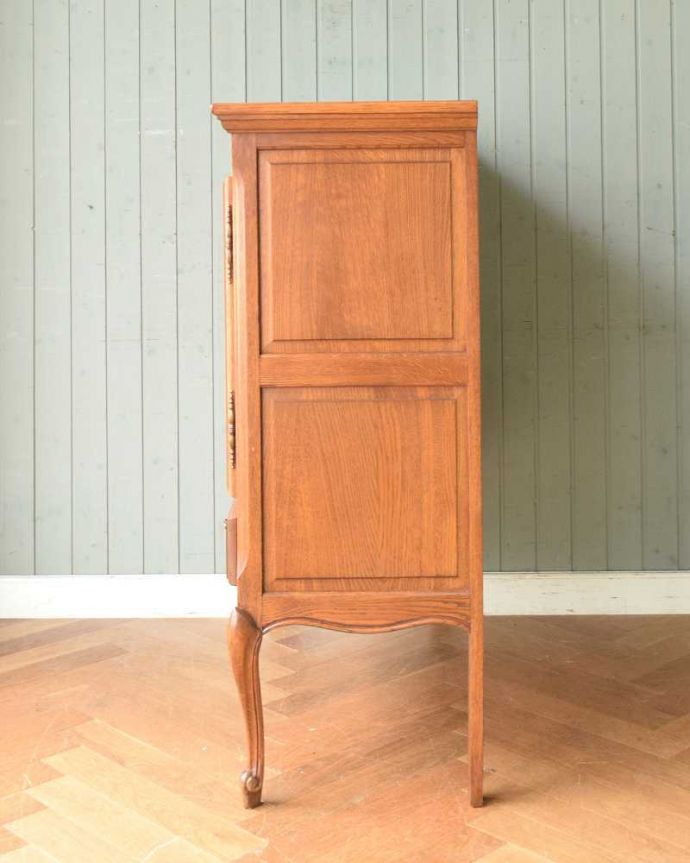 アンティークのキャビネット アンティーク家具 豪華な彫りが美しいキャビネット、南フランスのアンティーク家具。横顔だっても美しい正面だけじゃなく横から見てもフランスらしい美しさが漂っています。(j-2031-f)