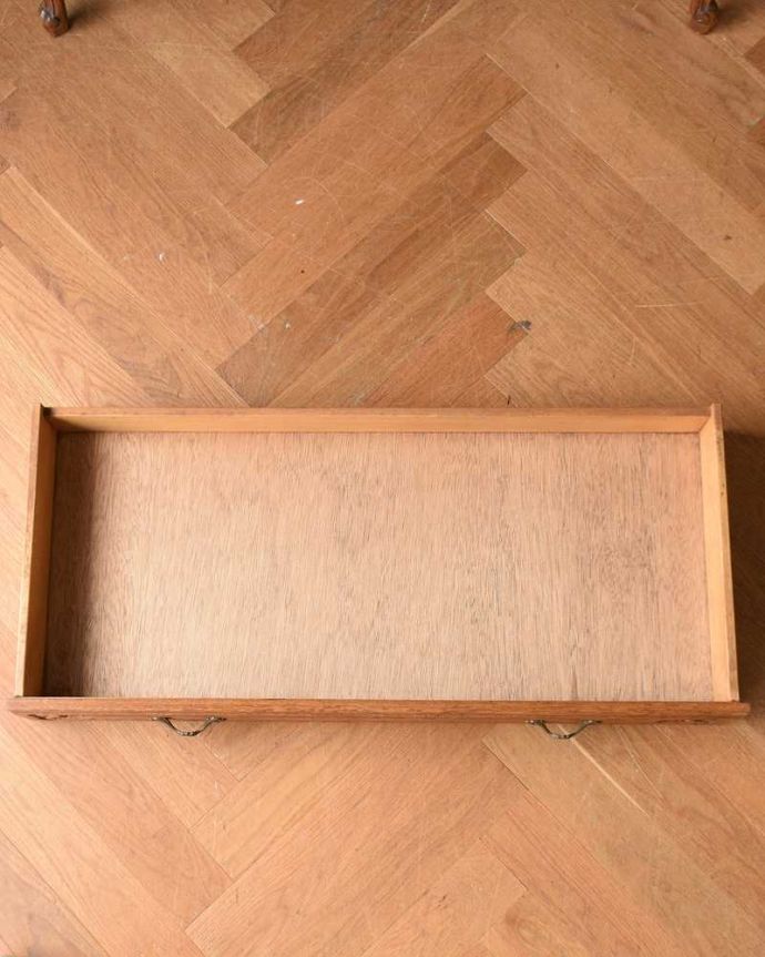 アンティークのキャビネット アンティーク家具 豪華な彫りが美しいキャビネット、南フランスのアンティーク家具。いろんなものを入れて下さい気になる引き出しの中もこんな感じでキレイに仕上がっています。(j-2031-f)