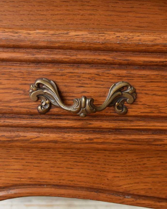 アンティークのキャビネット アンティーク家具 豪華な彫りが美しいキャビネット、南フランスのアンティーク家具。引き出しの取っ手も美しいここを持って引き出しを出してください。(j-2031-f)