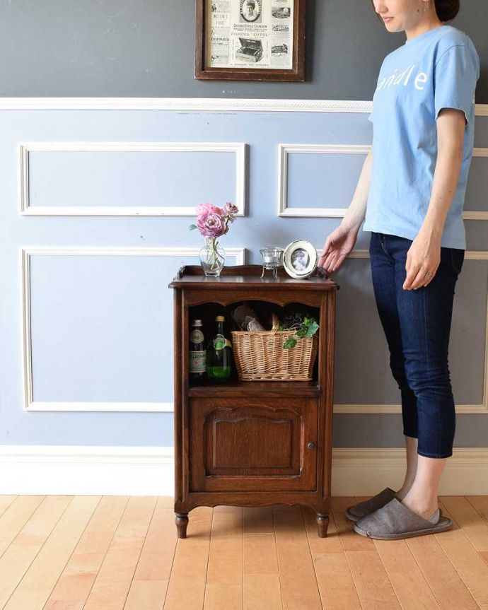 アンティークのキャビネット　アンティーク家具　フランスから届いた小さなアンティーク家具、扉収納付きのナイトテーブル。フランスらしさがギュッと詰まっていますコンパクトなサイズなのにフランスらしく優雅な雰囲気がたっぷり詰まったキャビネット。(j-2034-f)