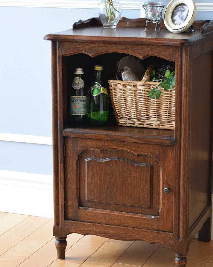 アンティークのキャビネット　アンティーク家具　フランスから届いた小さなアンティーク家具、扉収納付きのナイトテーブル。どこにでも置けるサイズが魅力ベッドやソファの横など、どこにでも置けるコンパクトさ。(j-2034-f)