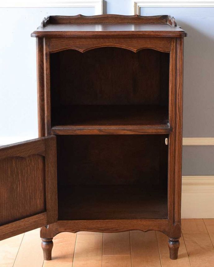 アンティークのキャビネット　アンティーク家具　フランスから届いた小さなアンティーク家具、扉収納付きのナイトテーブル。扉を開けて中を見ると･･･専門の職人が仕上げたので中もキレイです。(j-2034-f)