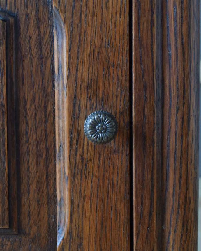 アンティークのキャビネット　アンティーク家具　フランスから届いた小さなアンティーク家具、扉収納付きのナイトテーブル。取っ手のデザインも優雅フランスらしさは取っ手のデザインにも。(j-2034-f)