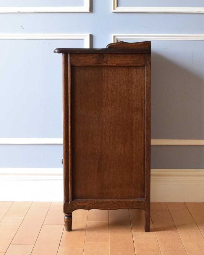 アンティークのキャビネット　アンティーク家具　フランスから届いた小さなアンティーク家具、扉収納付きのナイトテーブル。横から見ても美しいんです正面はもちろん、横顔だってフランスらしく美しいです。(j-2034-f)