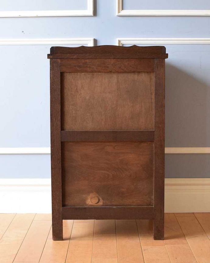 アンティークのキャビネット　アンティーク家具　フランスから届いた小さなアンティーク家具、扉収納付きのナイトテーブル。後ろから見ても･･･アンティークは新品ではないので、もちろん経年変化によるキズはありますが、専門の職人がお直しをしているので、後ろ姿もキレイです。(j-2034-f)