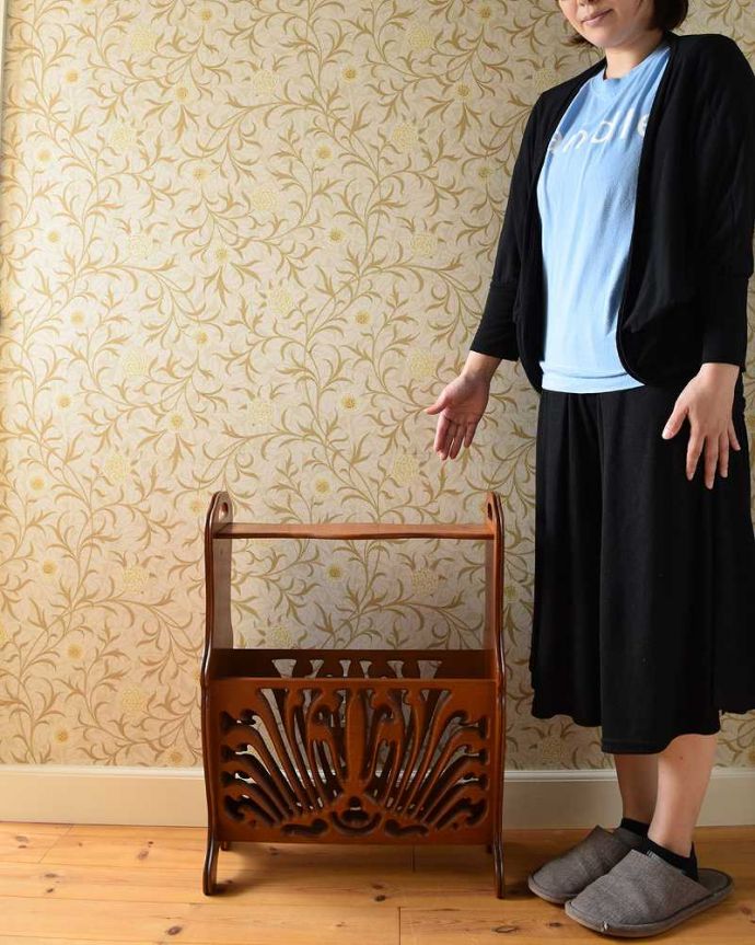 マガジンラック アンティーク家具 サイドテーブルになる便利な天板付き、透かし彫りが豪華なアンティークマガジンラック。使いやすさNo.1!便利なアンティークどこのお家でも使っているマガジンラックも、アンティークだったらデザインが素敵だから、なんだかオシャレに使えます。(j-2035-f)