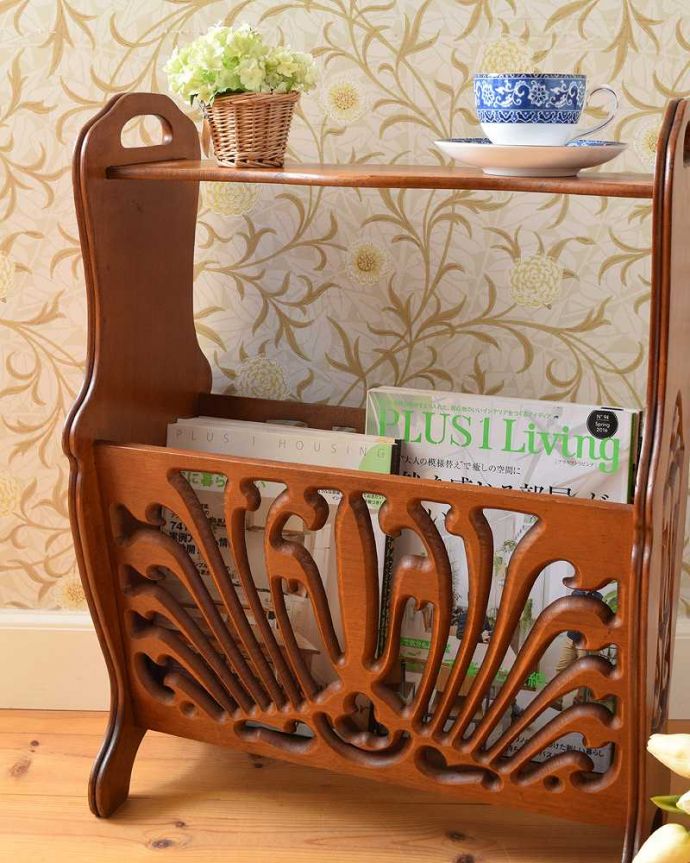 マガジンラック アンティーク家具 サイドテーブルになる便利な天板付き、透かし彫りが豪華なアンティークマガジンラック。ちょっと置いておきたい…をキレイに収納新聞や雑誌など、ついついテーブルの上に置いてしまって雑多に見えるものが、コレさえあればキレイに収納出来てお部屋もスッキリ見えるんです。(j-2035-f)