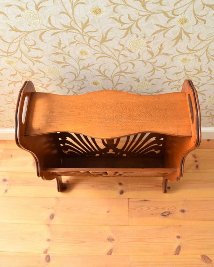 マガジンラック アンティーク家具 サイドテーブルになる便利な天板付き、透かし彫りが豪華なアンティークマガジンラック。雑誌を入れる部分もキレイに修復しましたアンティークは新品ではないので経年変化によるキズはありますが、専門の職人がキレイにお直ししました。(j-2035-f)