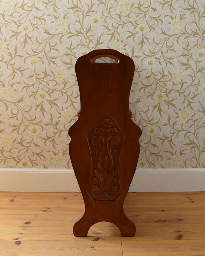 マガジンラック アンティーク家具 サイドテーブルになる便利な天板付き、透かし彫りが豪華なアンティークマガジンラック。横から見ると・・・360度、どの角度から見てもキレイに仕上がっています。(j-2035-f)