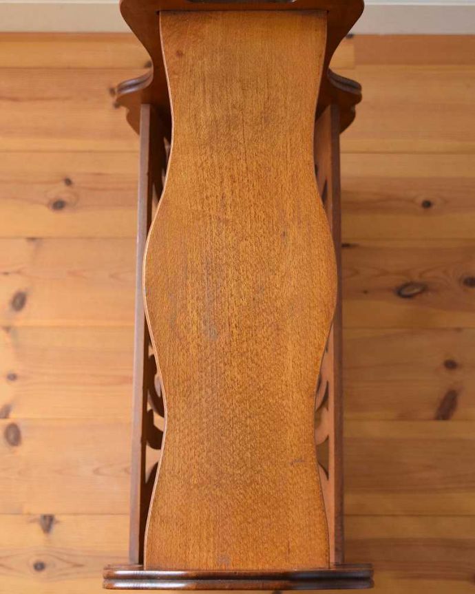 マガジンラック アンティーク家具 サイドテーブルになる便利な天板付き、透かし彫りが豪華なアンティークマガジンラック。ココも使えてさらに便利読みかけの本やお茶が置ける天板付き。(j-2035-f)