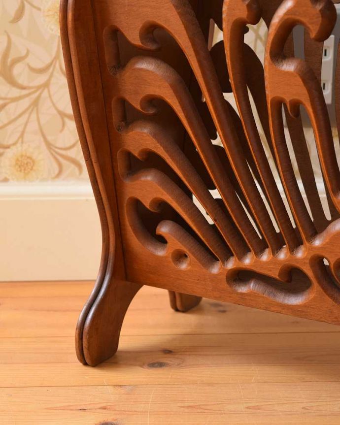 マガジンラック アンティーク家具 サイドテーブルになる便利な天板付き、透かし彫りが豪華なアンティークマガジンラック。持ち上げなくても移動ラクラクHandleのアンティーク家具の足の裏にはフェルトキーパーをお付けしています。(j-2035-f)