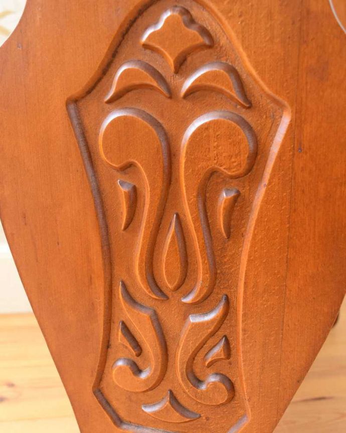 マガジンラック アンティーク家具 サイドテーブルになる便利な天板付き、透かし彫りが豪華なアンティークマガジンラック。サイドにもフランスらしいエレガントな彫があります。(j-2035-f)