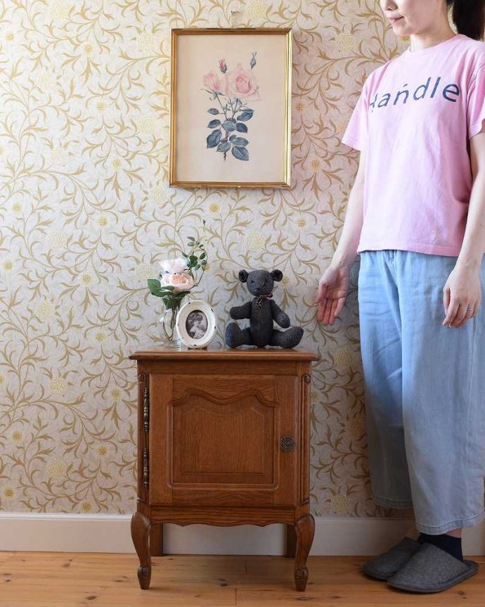 アンティークのキャビネット アンティーク家具 フランスから届いた木扉の収納、猫脚のアンティークナイトテーブル。フランスらしさがギュッと詰まっていますコンパクトなサイズなのにフランスらしく優雅な雰囲気がたっぷり詰まったキャビネット。(j-2036-f)