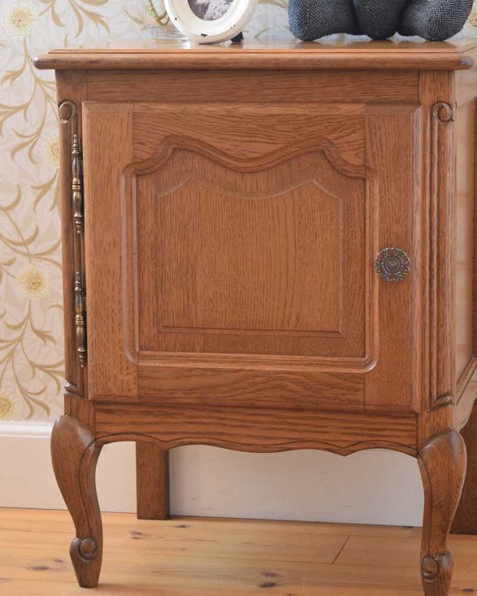 アンティークのキャビネット アンティーク家具 フランスから届いた木扉の収納、猫脚のアンティークナイトテーブル。どこにでも置けるサイズが魅力ベッドやソファの横など、どこにでも置けるコンパクトさ。(j-2036-f)