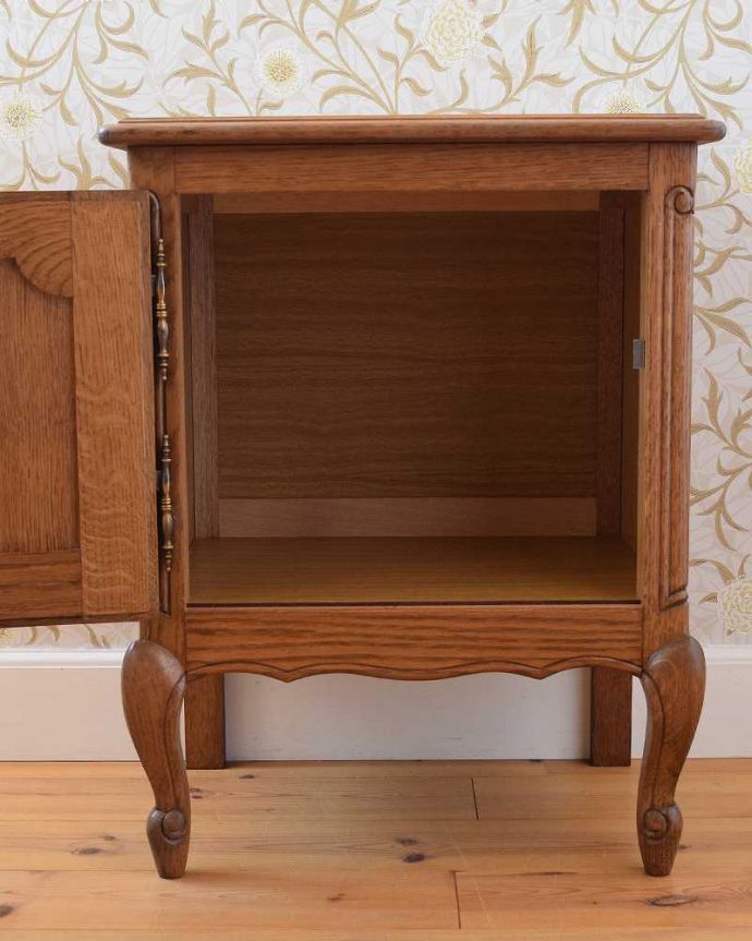 アンティークのキャビネット アンティーク家具 フランスから届いた木扉の収納、猫脚のアンティークナイトテーブル。扉を開けて中を見ると・・・専門の職人が仕上げたので中もキレイです。(j-2036-f)