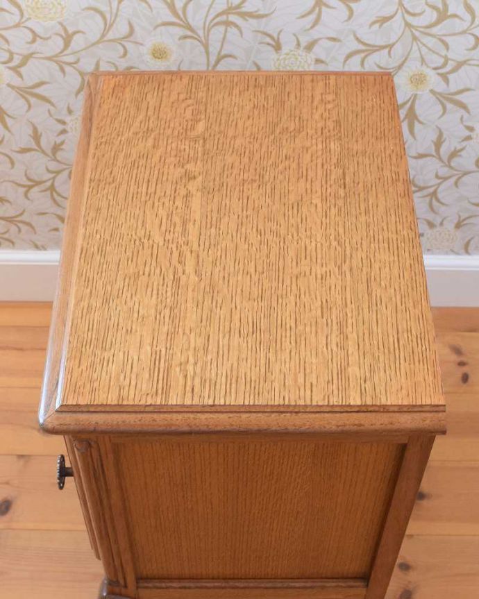 アンティークのキャビネット アンティーク家具 フランスから届いた木扉の収納、猫脚のアンティークナイトテーブル。上から見てみると・・・修復の際、天板の塗装もキレイに仕上げました。(j-2036-f)